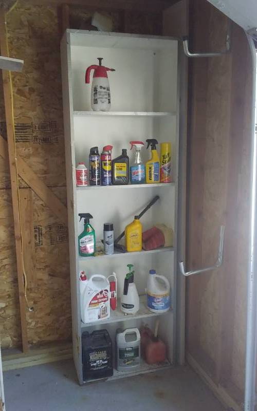 lot 18 image: Shelf Unit 27x13x88 With Contents (Oil, Degreasers, Chemicals)
