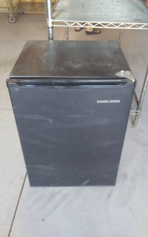 lot 20 image: Black & Decker 2.7 Cu Ft Mini Frig