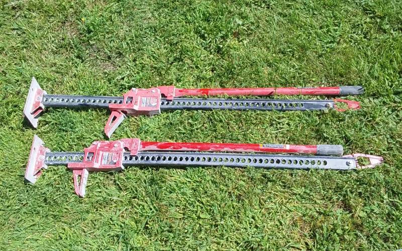 lot 56 image: 2-Big Red Bumper Jacks (1-Broke)