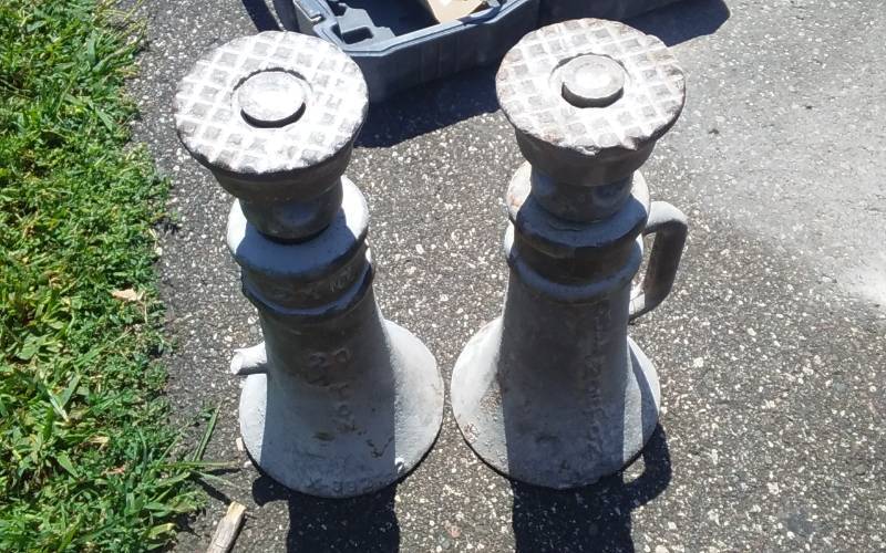 lot 57 image: 2-20 Ton Screw Jacks