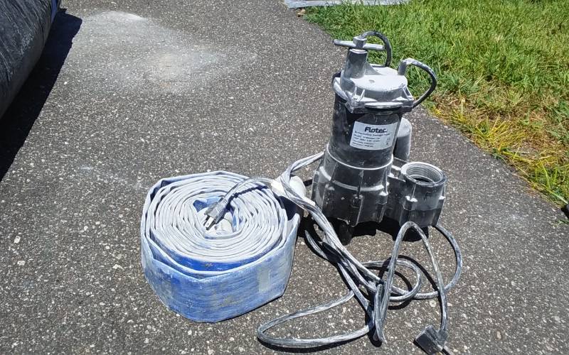 lot 66 image: Flotec Submersible Pump With Hose