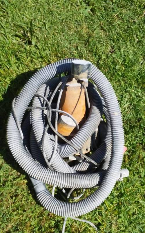 lot 67 image: Submersible Pump With Hose
