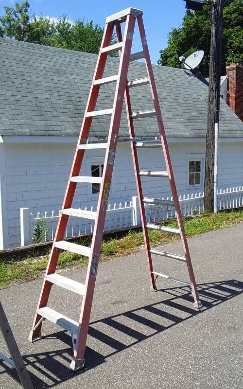 lot 71 image: Louisville 10 Ft Ladder