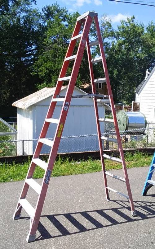 lot 74 image: Louisville 10 Ft Ladder