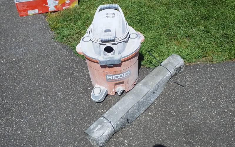 lot 77 image: Ridgid Shop Vac (Missing Wheels, No Hose) & Rubber Floor Mat
