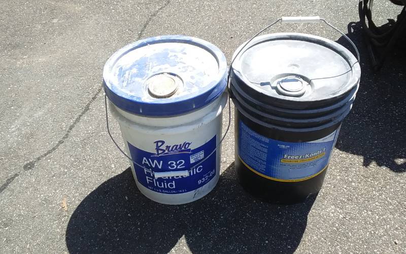 lot 96 image: 2-Buckets (1-Freez-Kontrl, 1-Hydraulic Fluid)