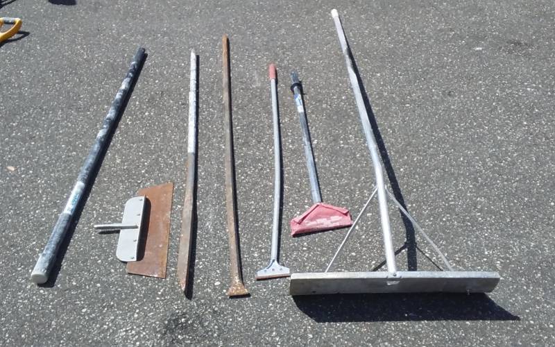lot 100 image: Snow Rake, 2-Scrapers, 2-Pry Bars