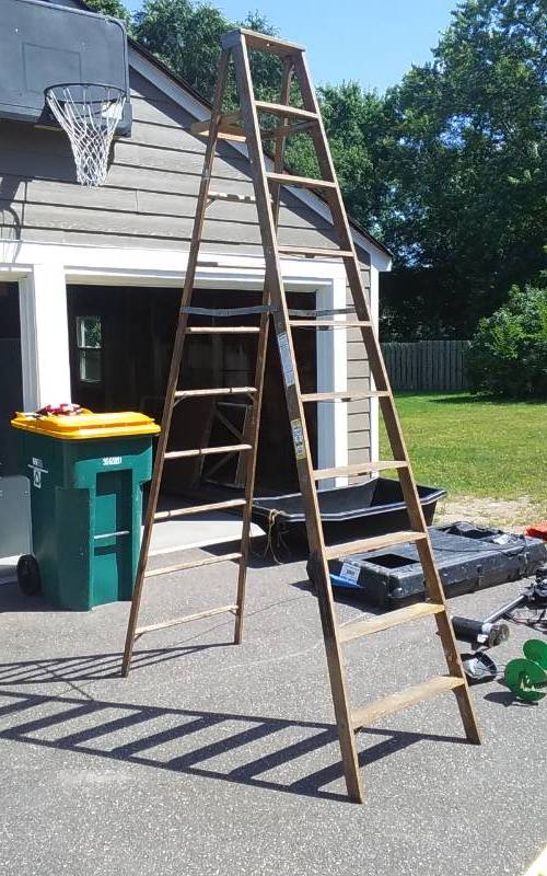 lot 109 image: 10- Ft Wood Ladder