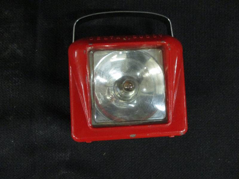 lot 20 image: Vintage Buddy Light 3 12 x 3 12 Works Fine
