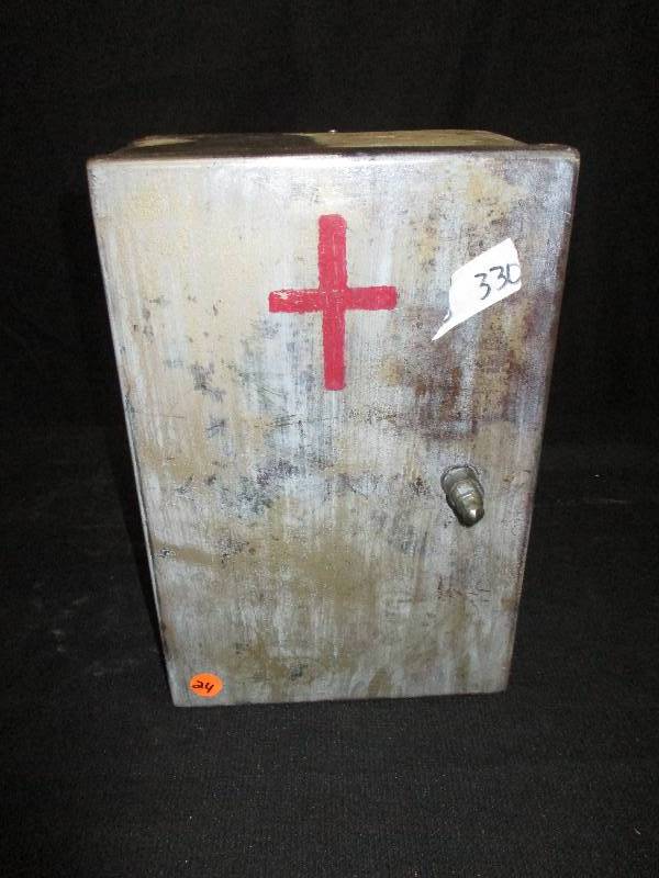 lot 24 image: Vintage Medical Box 8 12 x 12 12 x 4 12