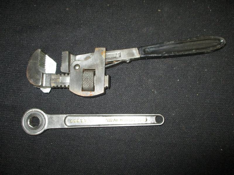 lot 38 image: 10 Pexto Pipe Wrench and 8 Keystone Wrench