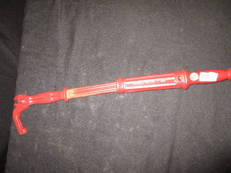 lot 42 image: Red Vintage Sure Grip Nail Puller