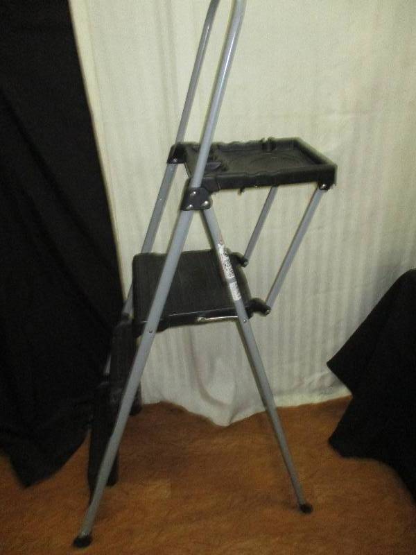 lot 114 image: 4 12 ft Foldable step ladder