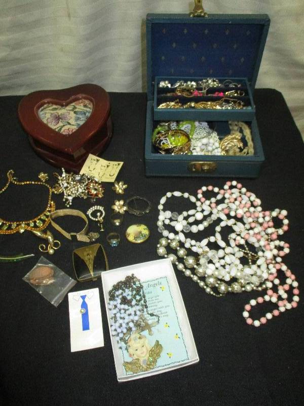 lot 143 image: Misc Jewelry