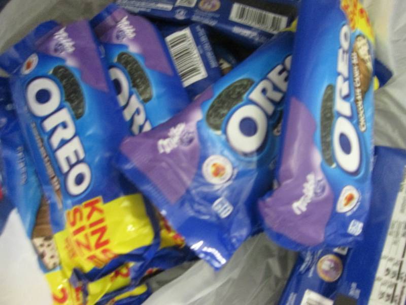 lot 21 image: 12 - 2.88 oz Oreo Chocolate Candy B...