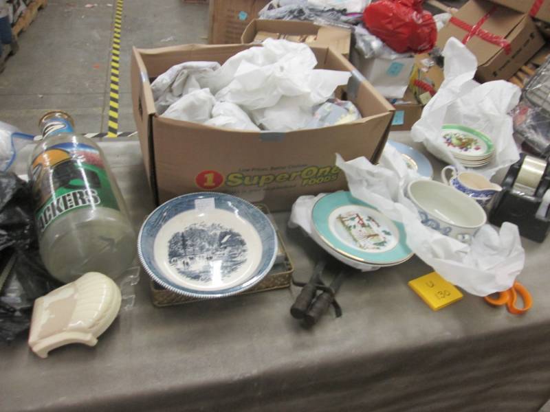 lot 130 image: Christmas Collector Plates, Collect...