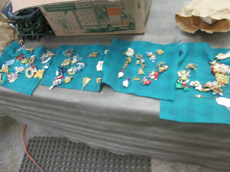 lot 150 image: Large Lot of Christmas Pins & Jewel...