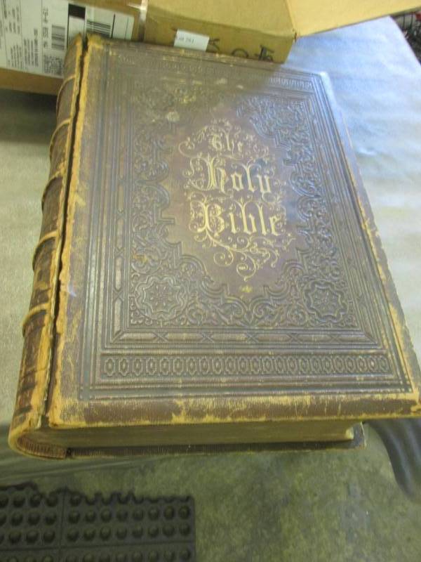 lot 161 image: Vintage Large Bible beautiful illus...