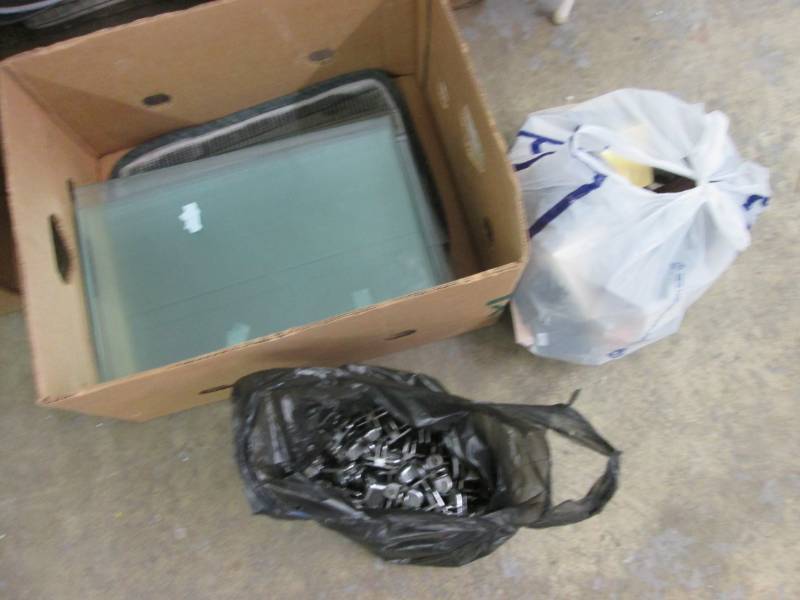 lot 176 image: Glass Shelves, Connectors, Jewelry ...