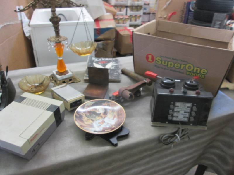 lot 194 image: Old Nintendo, Vintage Dcor, Twin ...