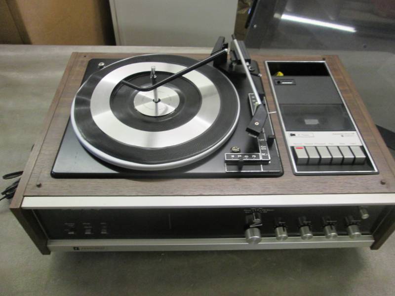 lot 197 image: Penncrest Stereo with Turntable, Ca...