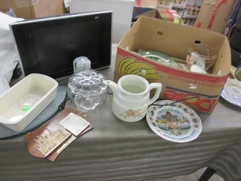 lot 200 image: Collector Plates, Sylvania TV, Coll...