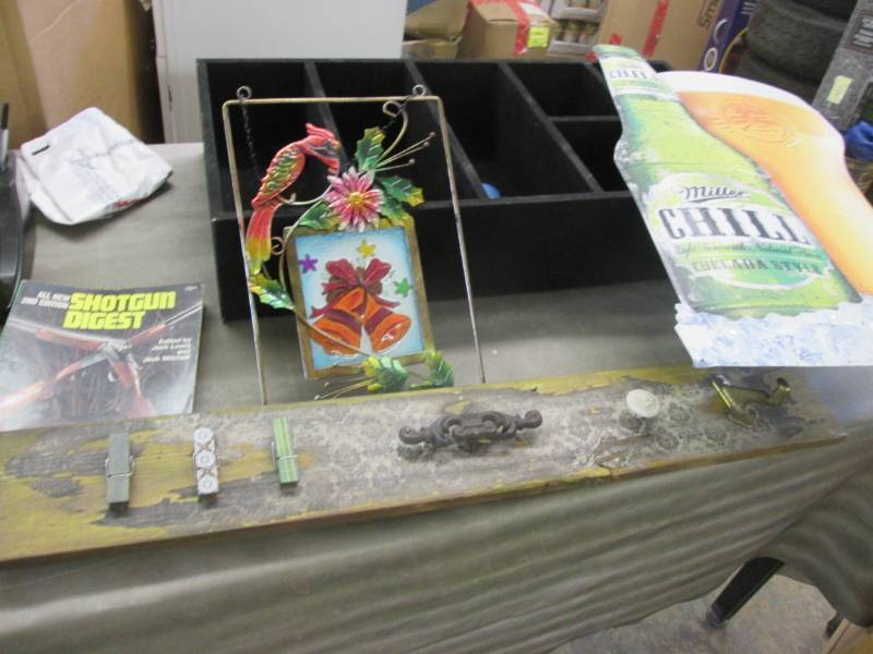 lot 203 image: Handled Organizer, Wall Dcor, Bee...