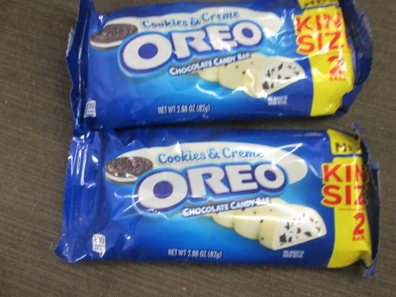 lot 327 image: 12 - 2.88 oz Oreo Chocolate Candy B...