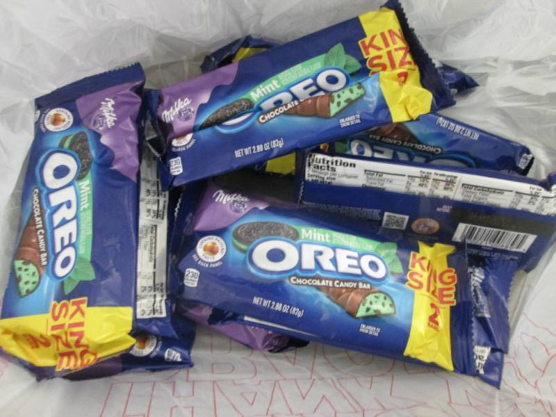 lot 330 image: 12 - 2.88 oz Oreo Chocolate Candy B...