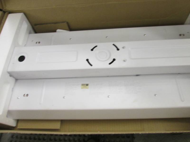 lot 362 image: Commercial Electric 2 ft. 400-Watt ...