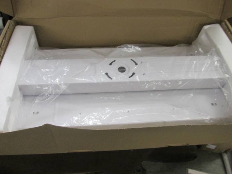 lot 363 image: Commercial Electric 2 ft. 400-Watt ...