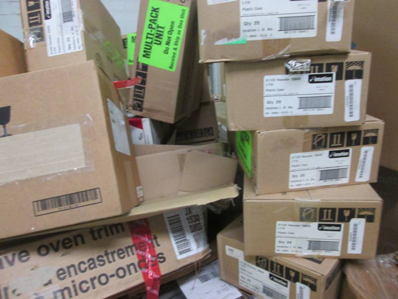 Pallet of Unclaimed/Unsold Items... Vintage, Collectibles, Household