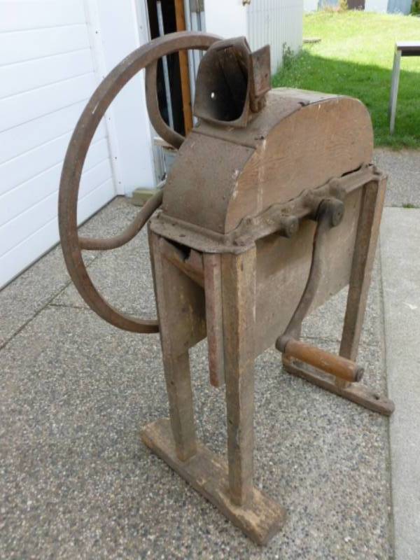 lot 1 image: Antique Corn Sheller
