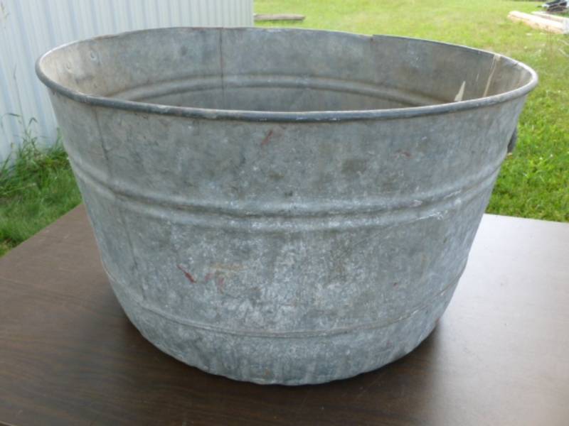 lot 3 image: Vintage Galvanized Steel Tub