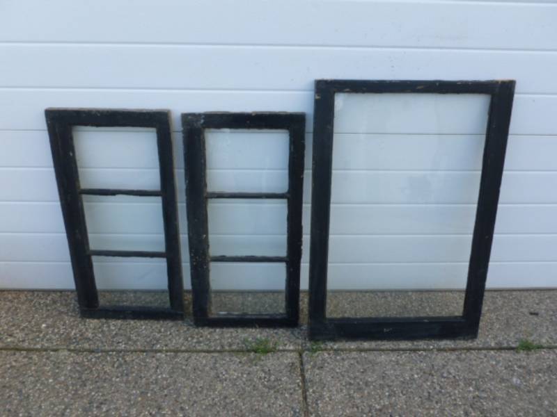 lot 4 image: Vintage Windows