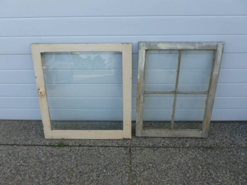 lot 5 image: Vintage Windows
