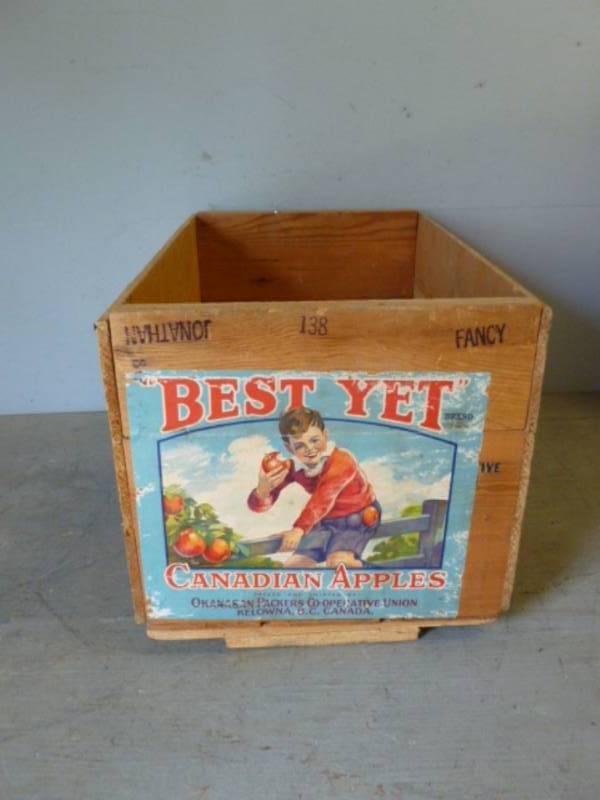 lot 7 image: Vintage Wooden Box