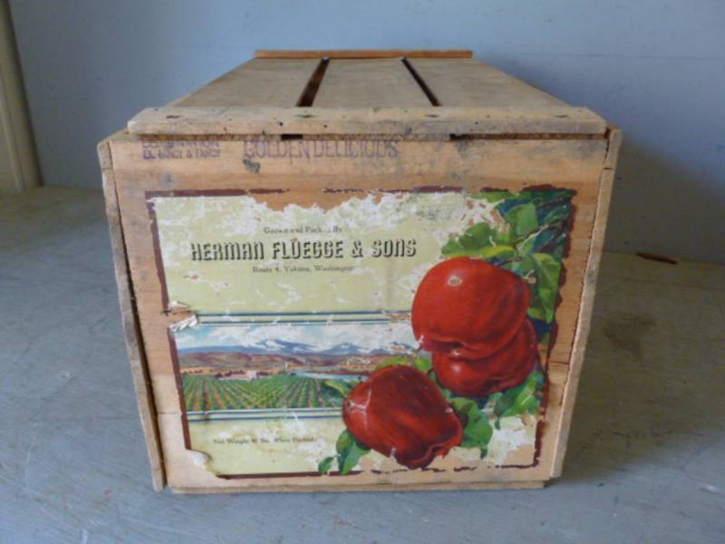 lot 8 image: Vintage Wooden Box