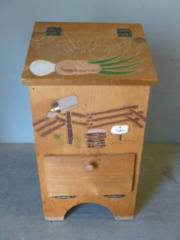 lot 13 image: Potato Box