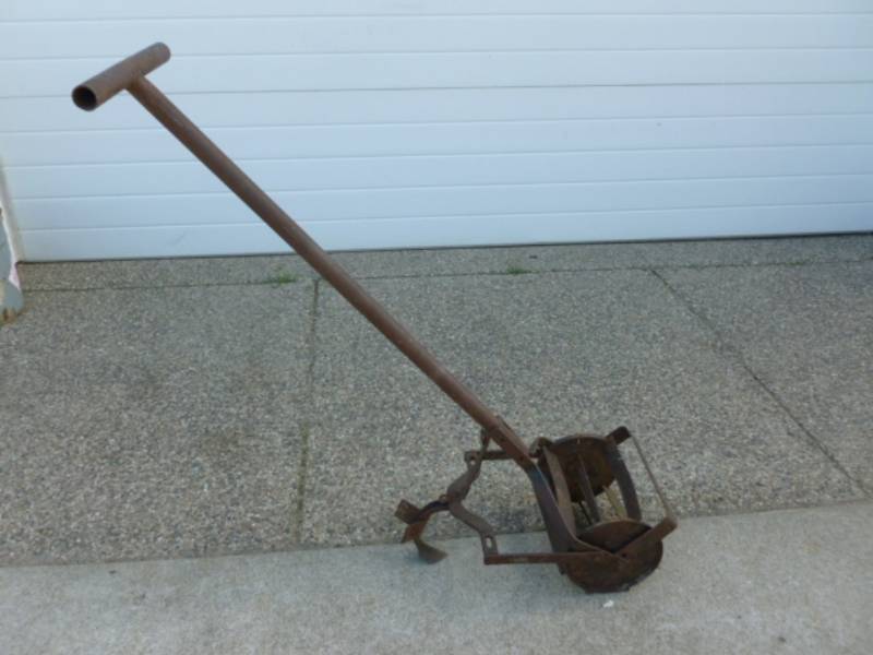 lot 15 image: Vintage Cultivator