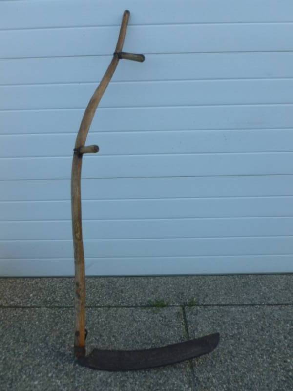 lot 16 image: Antique Scythe