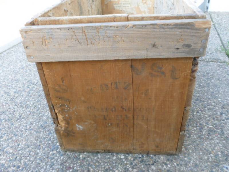 lot 22 image: Vintage Wooden Box
