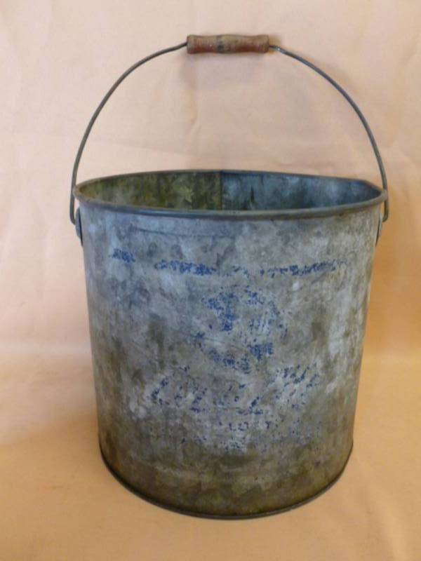 lot 29 image: Vintage Minnow Bucket