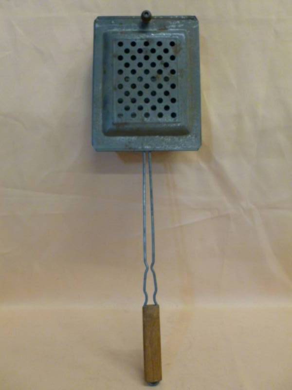 lot 42 image: Vintage Popcorn Popper