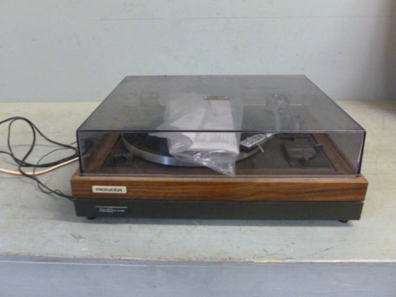 lot 70 image: Vintage Pioneer Turntable