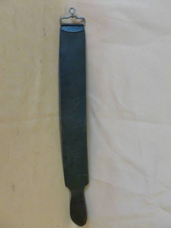 lot 103 image: Vintage Sharpening Strap