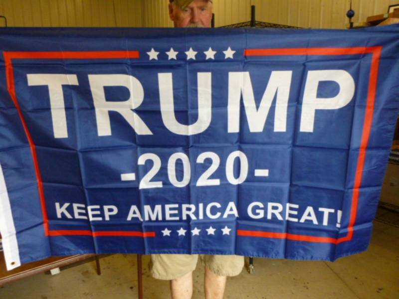 lot 112 image: Trump Flag