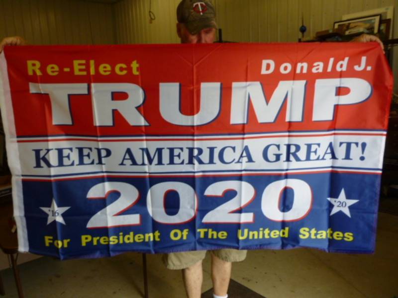 lot 115 image: Trump Flag