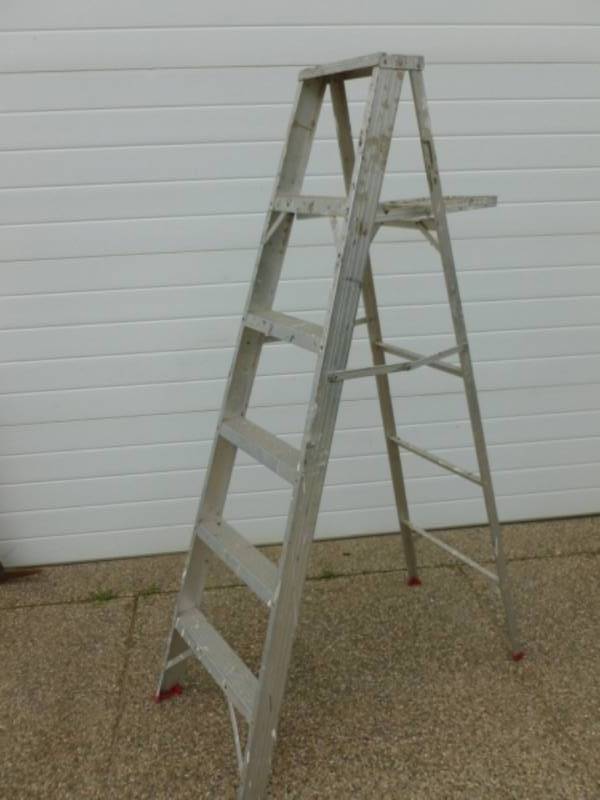 lot 127 image: Aluminum Step Ladder