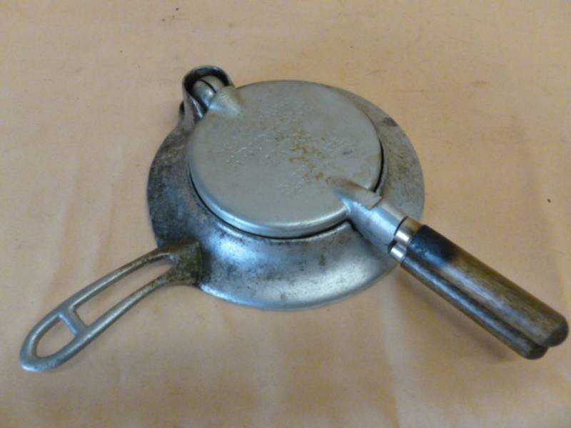 lot 135 image: Vintage Krumkake Iron